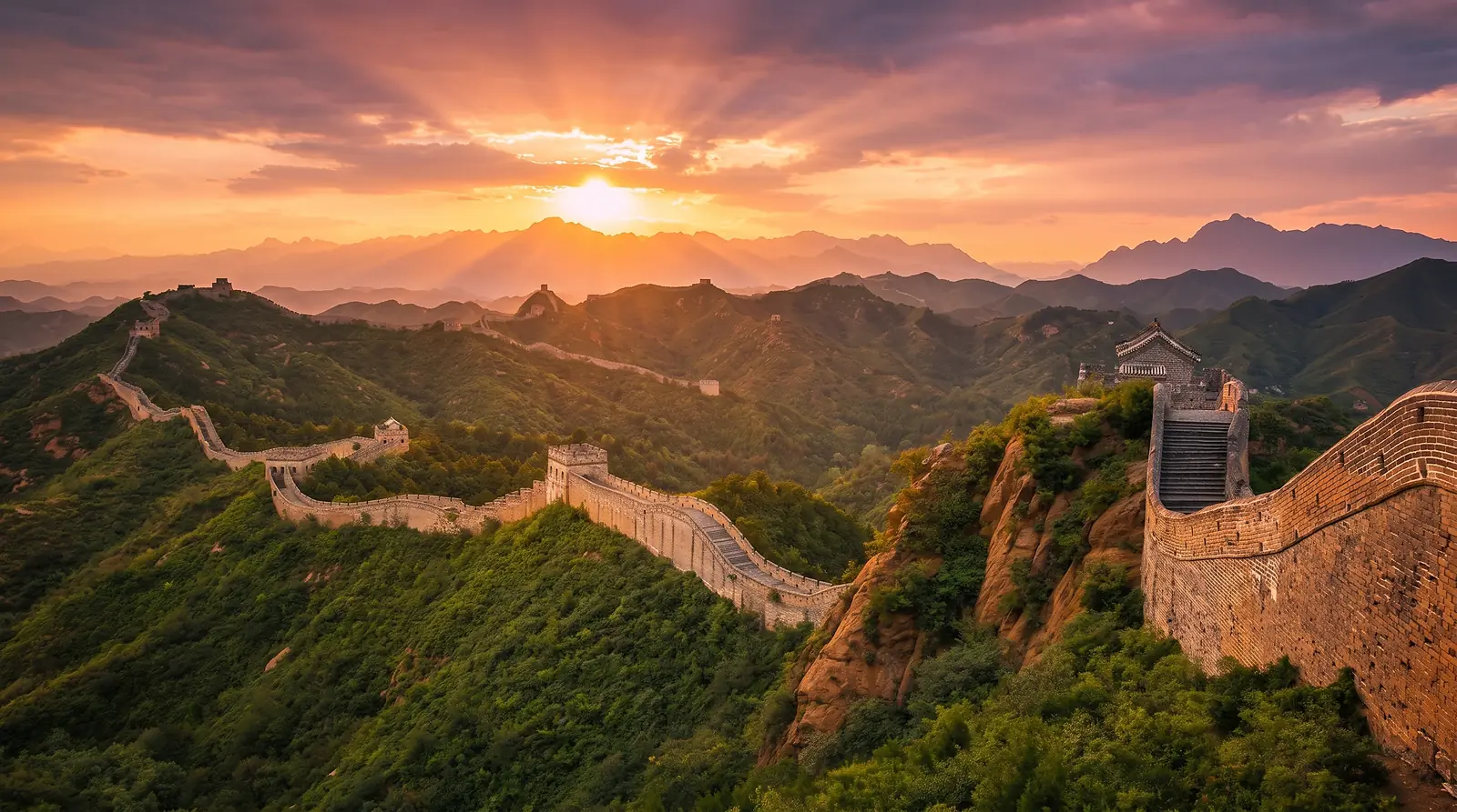 La Gran Muralla China serpenteando entre montañas al atardecer