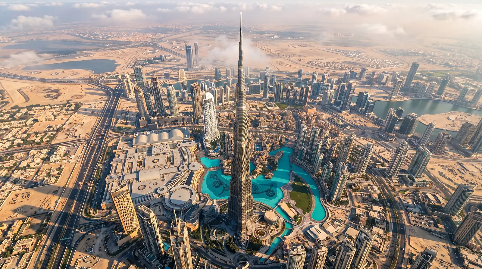 Vista aérea del Burj Khalifa y el centro de Dubái, Emiratos Árabes Unidos