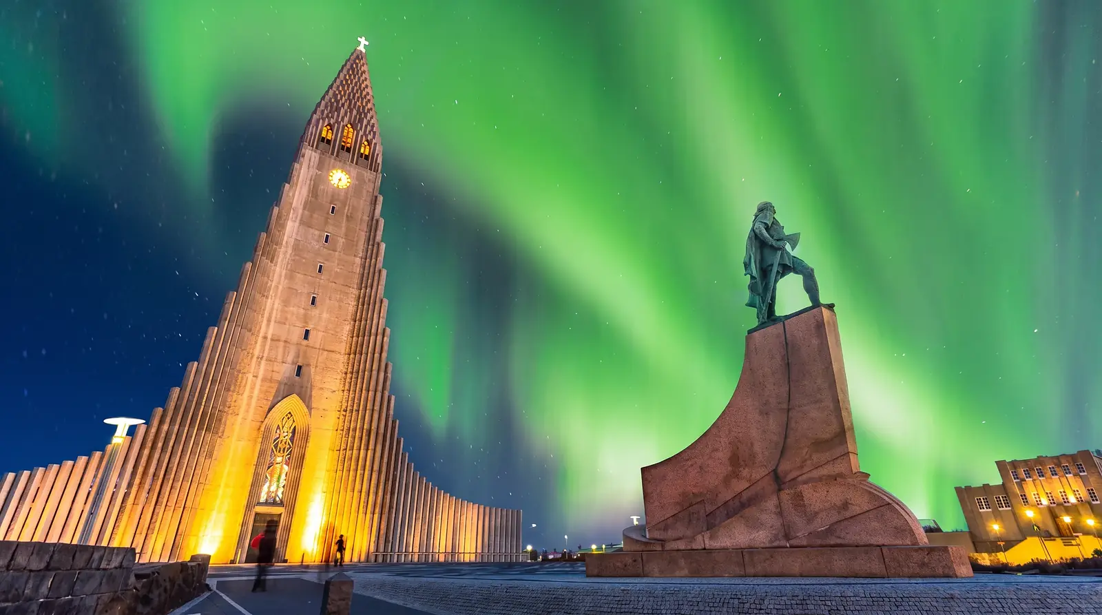 Auroras boreales verdes sobre la iglesia Hallgrímskirkja en Reikiavik, Islandia
