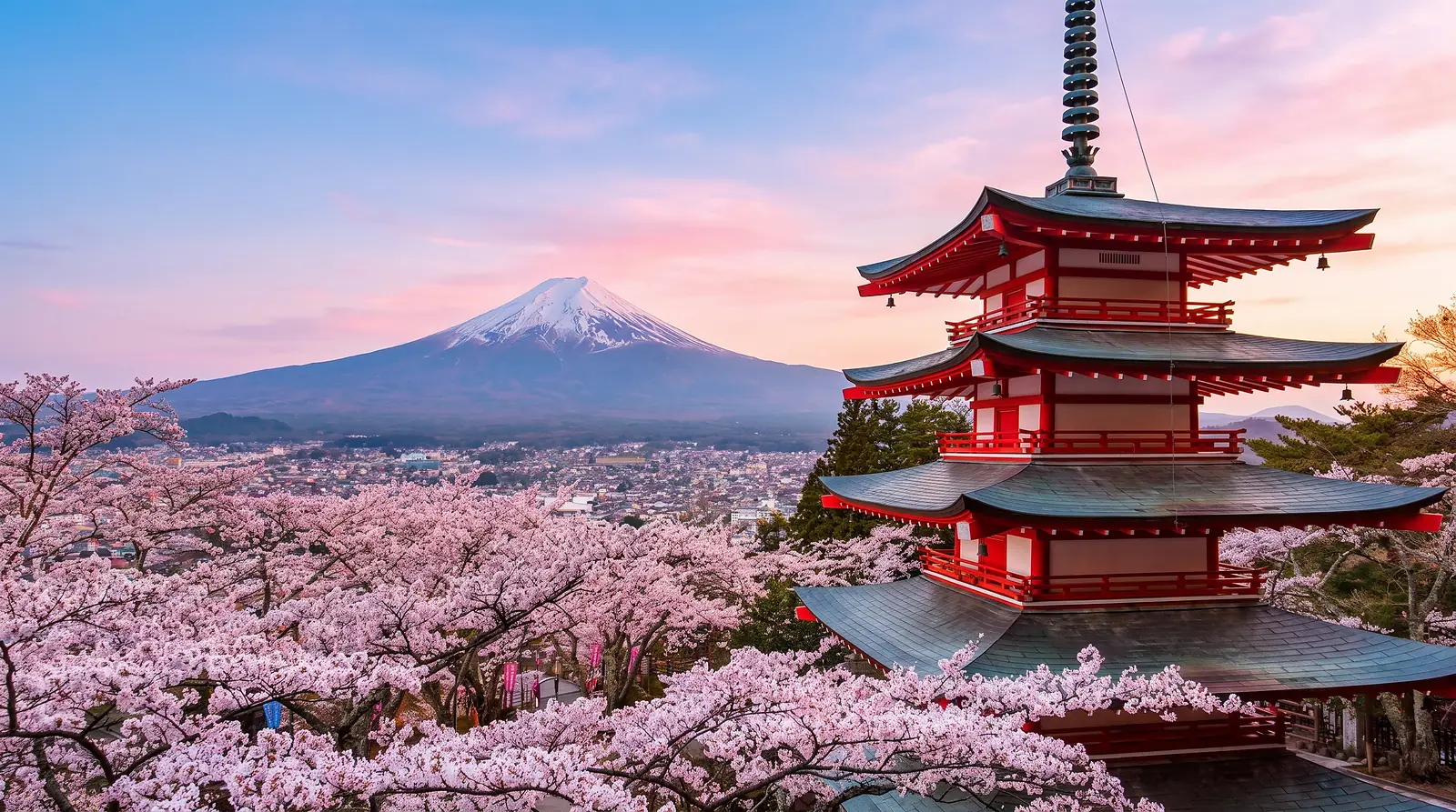 Pagoda Chureito frente al Monte Fuji entre cerezos en flor, Japón