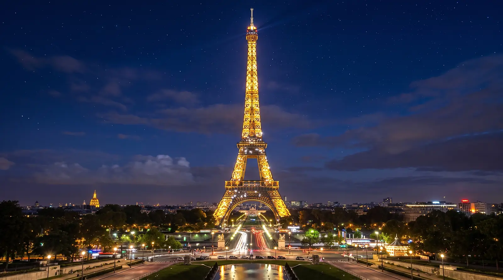 La Torre Eiffel iluminada de noche sobre París, Francia