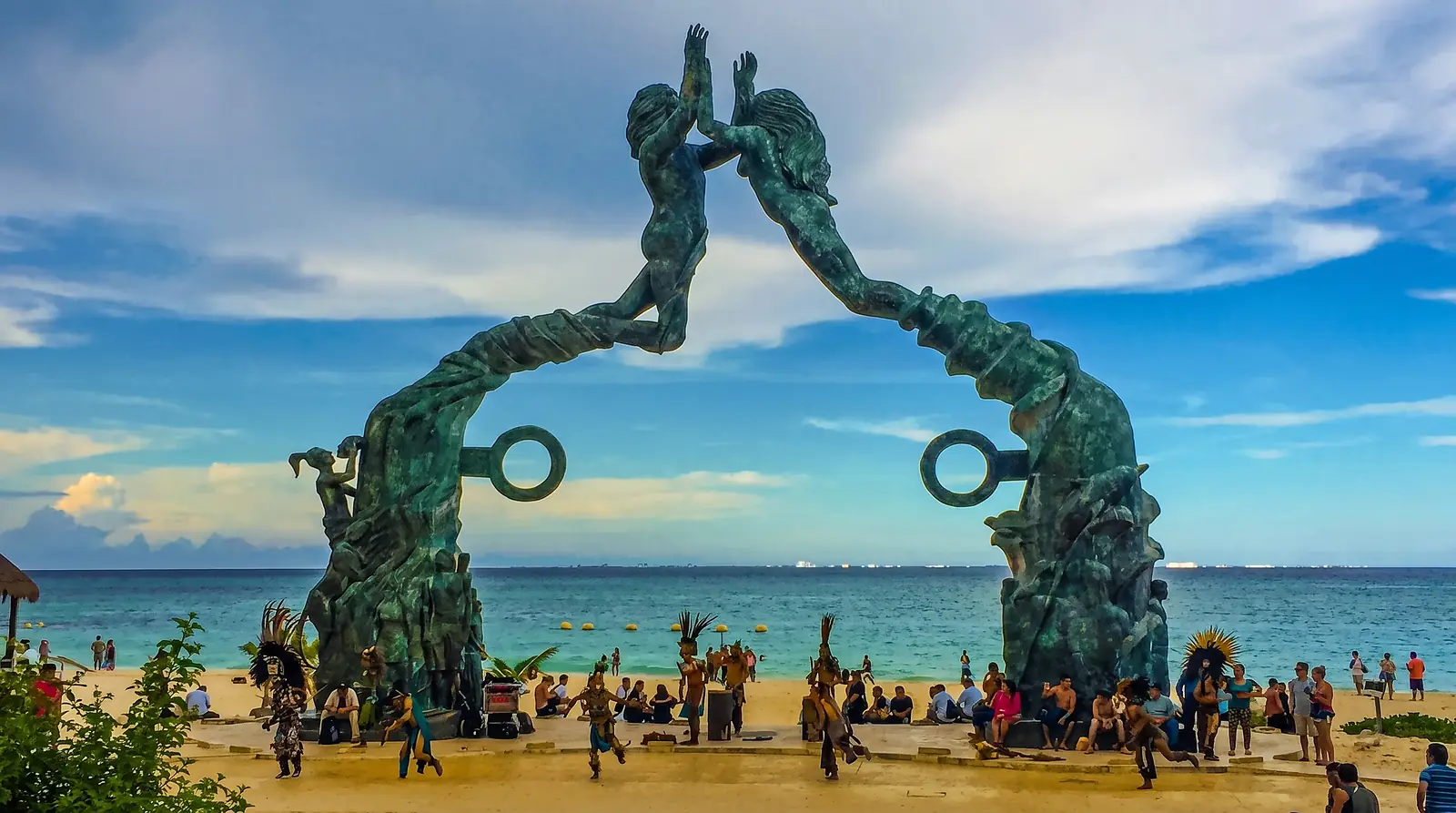 Escultura Portal Maya frente al mar Caribe en Playa del Carmen, México