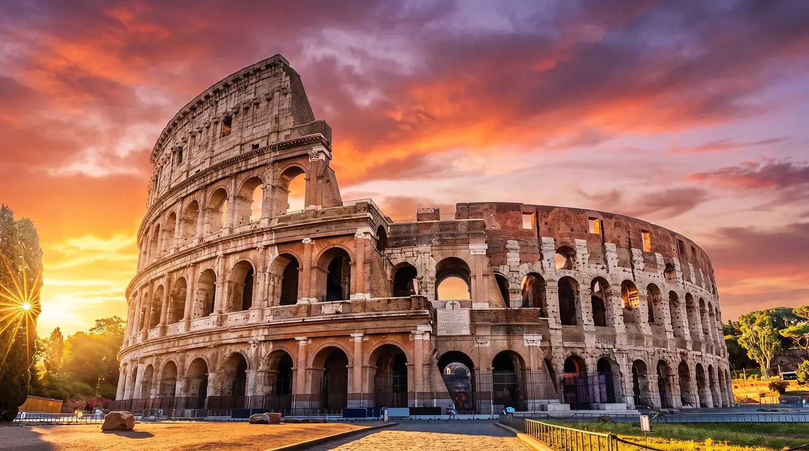 El Coliseo de Roma iluminado por el sol del atardecer, Italia