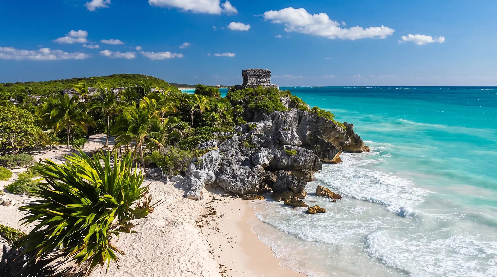 Ruinas mayas de Tulum sobre el acantilado frente al mar turquesa, México